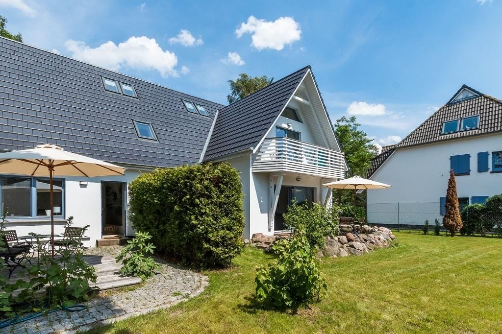 Außenansicht eines modernen Hauses mit Garten