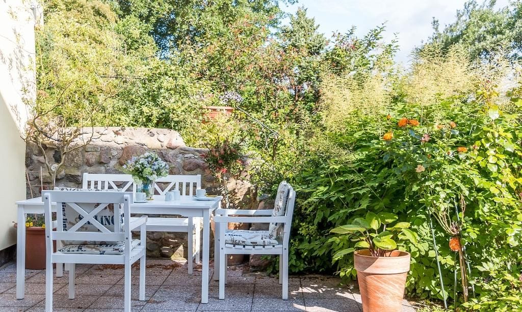 Terrasse mit Tisch und Stühlen im Garten