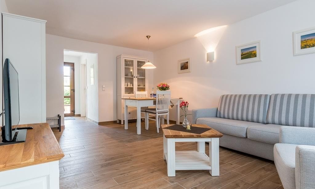Heller Wohnraum mit Sofa und Esstisch