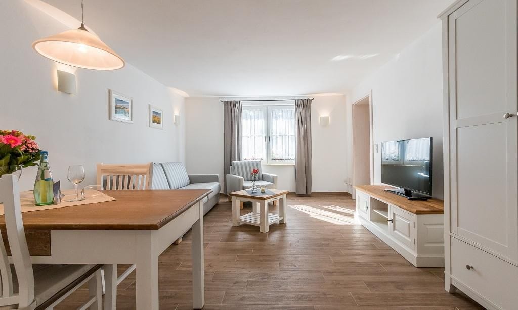 Helles Wohnzimmer mit Sofa und Esstisch