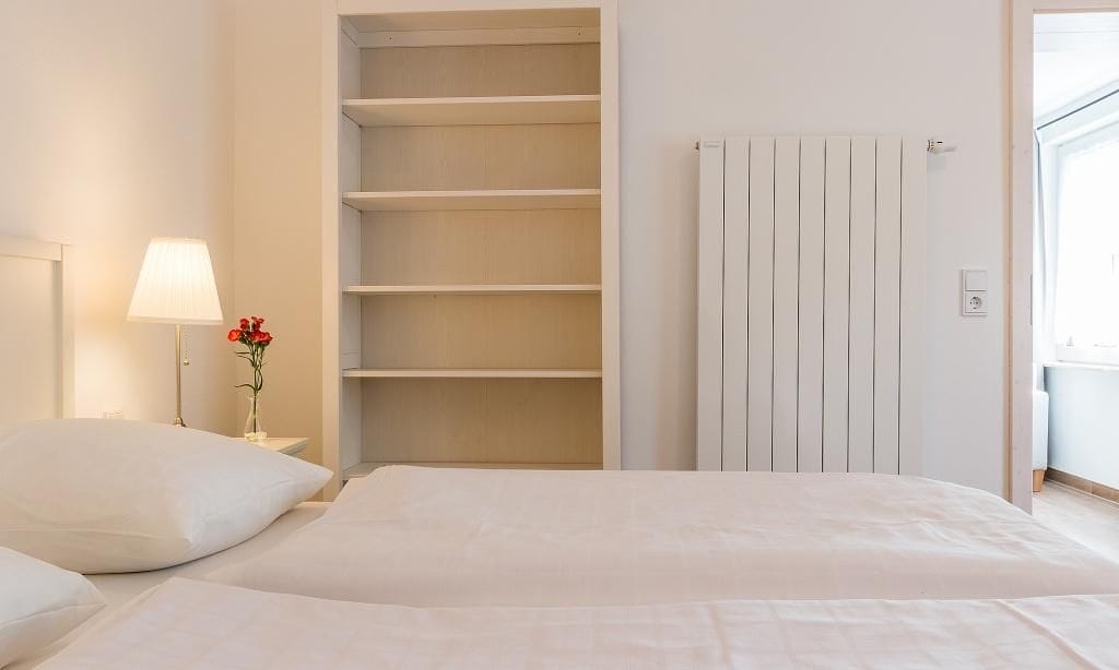 Schlafzimmer mit Doppelbett und Nachttisch