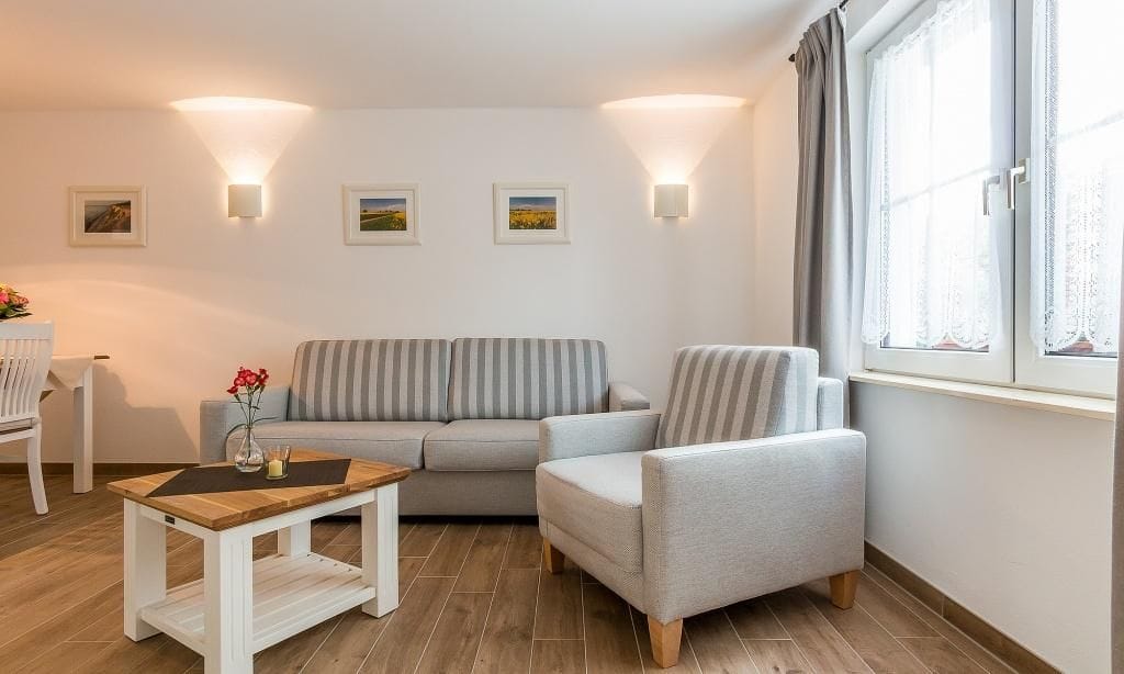Gemütliches Wohnzimmer mit Sofa und Sessel