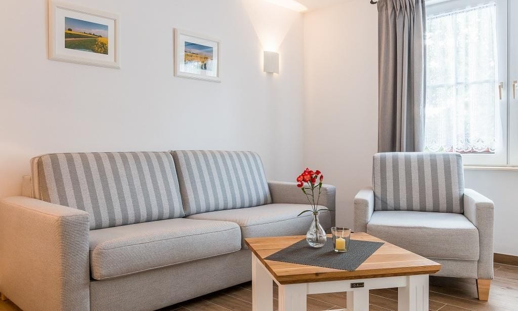 Gemütliches Wohnzimmer mit Sofa und Sessel