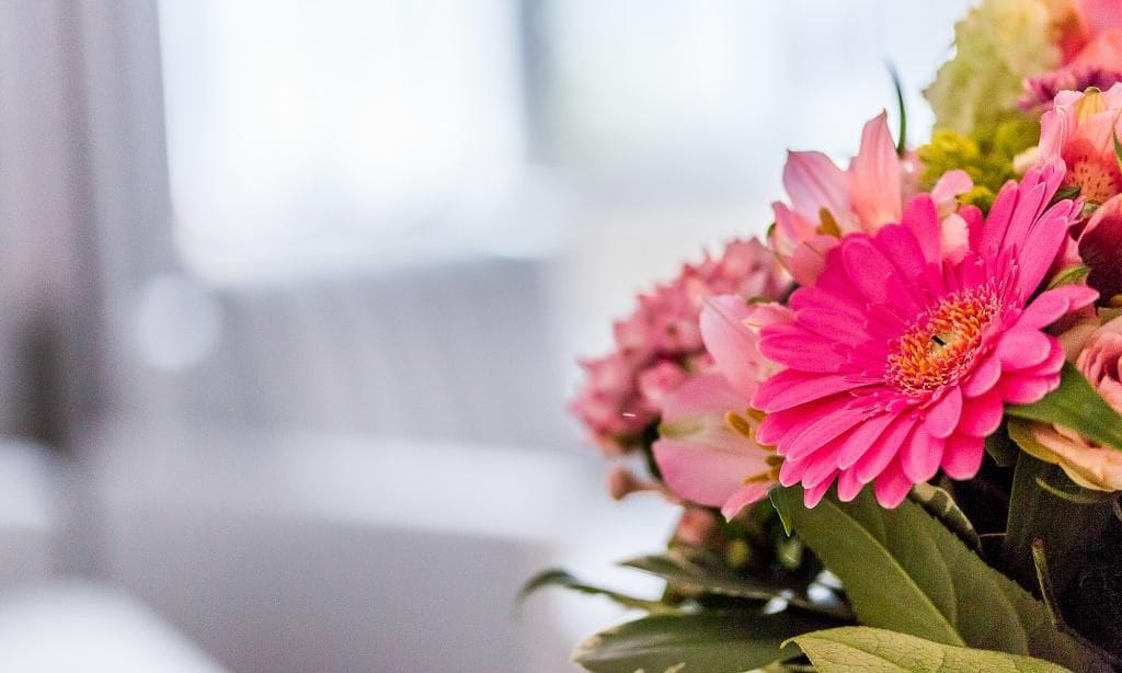 Blumenarrangement in einem Wohnraum