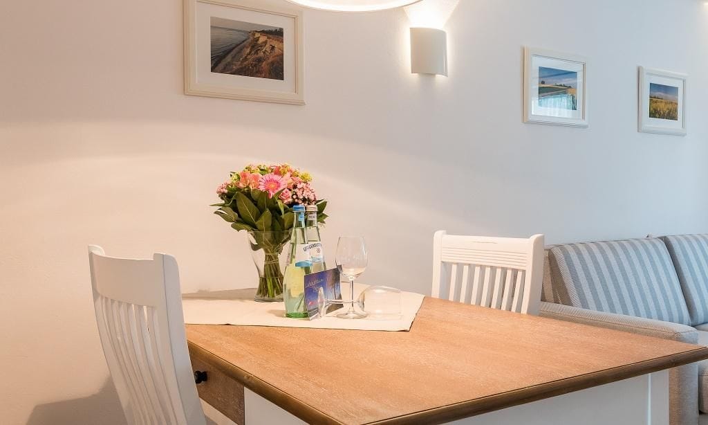 Essbereich mit Tisch und Blumen