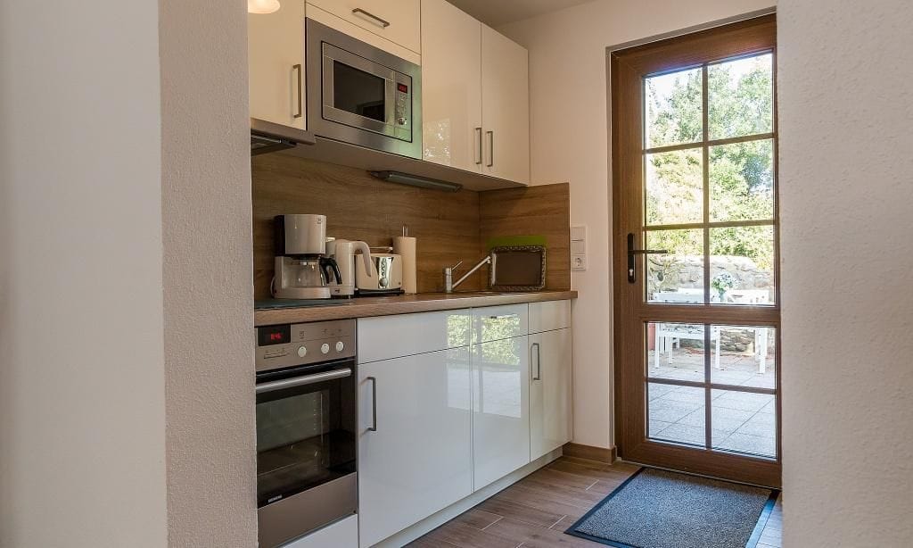 Moderne Küche mit Zugang zur Terrasse