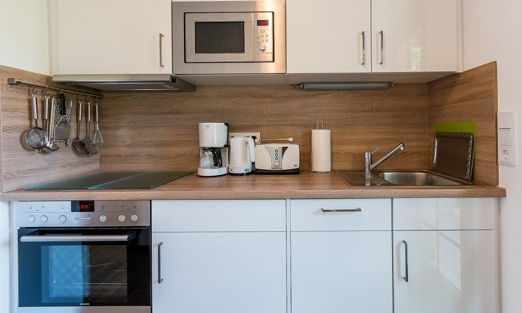 Moderne Küche mit Mikrowelle und Kaffeemaschine