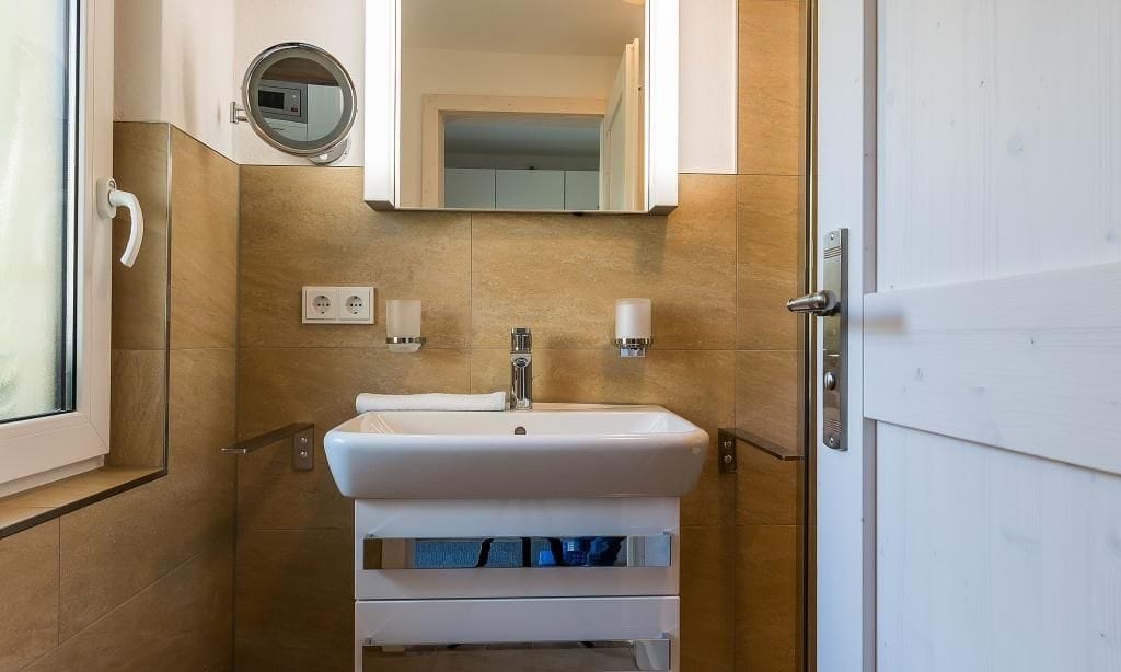 Modernes Badezimmer mit Waschbecken und Spiegel