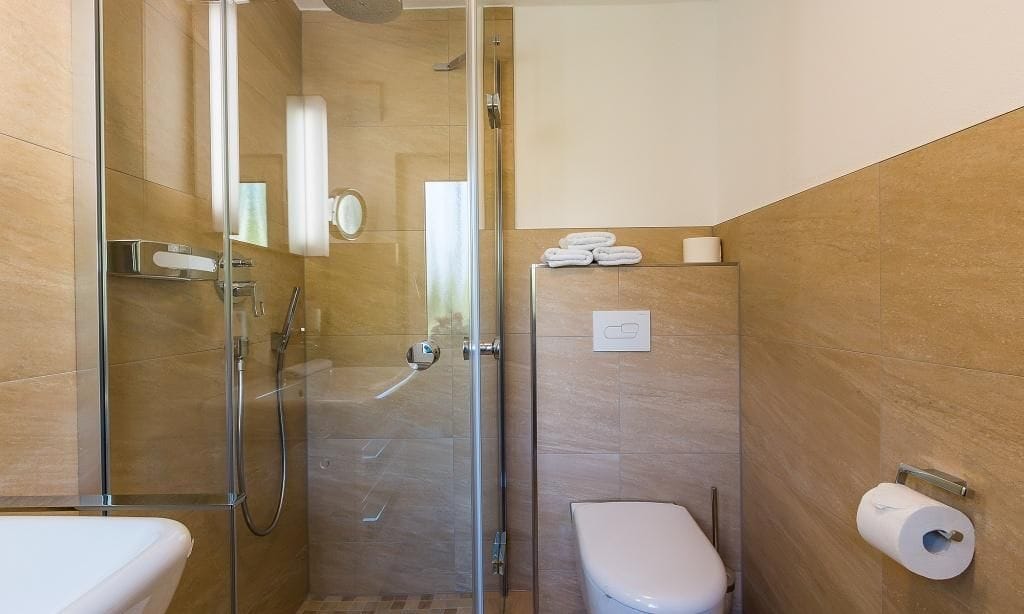 Modernes Badezimmer mit Dusche