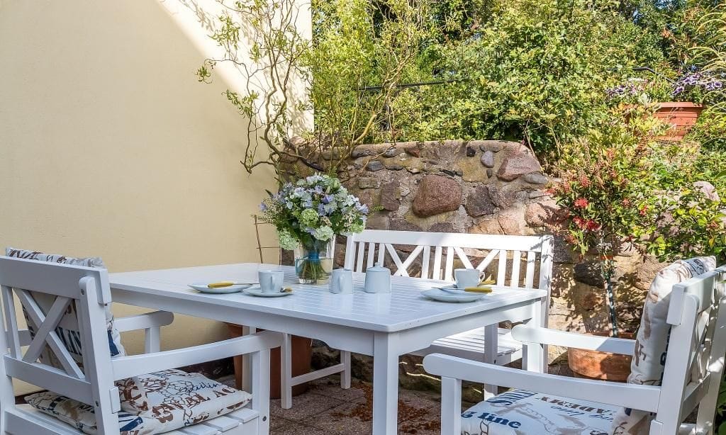 Terrasse mit Sitzgruppe und Blumen