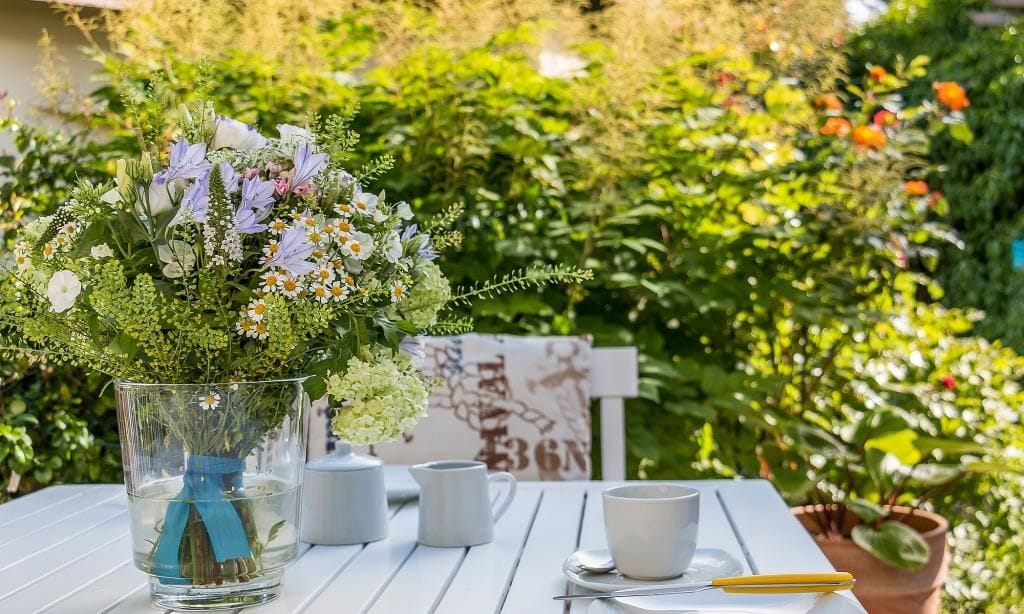 Terrasse mit Tisch und Blumen