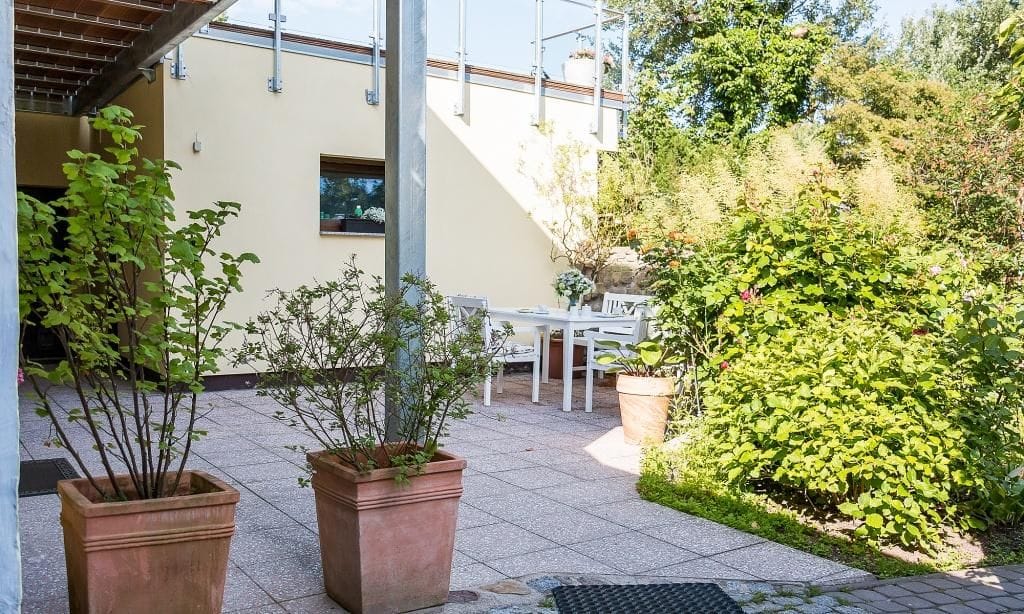 Terrasse mit Gartenmöbeln und Pflanzen
