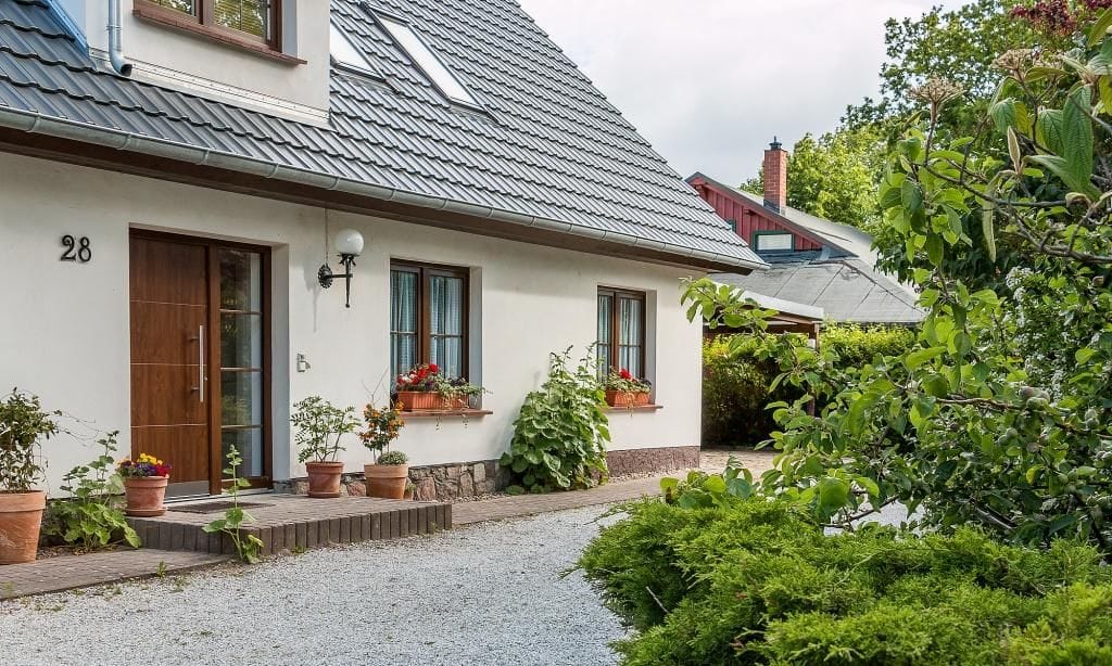 Außenansicht eines Hauses mit Garten