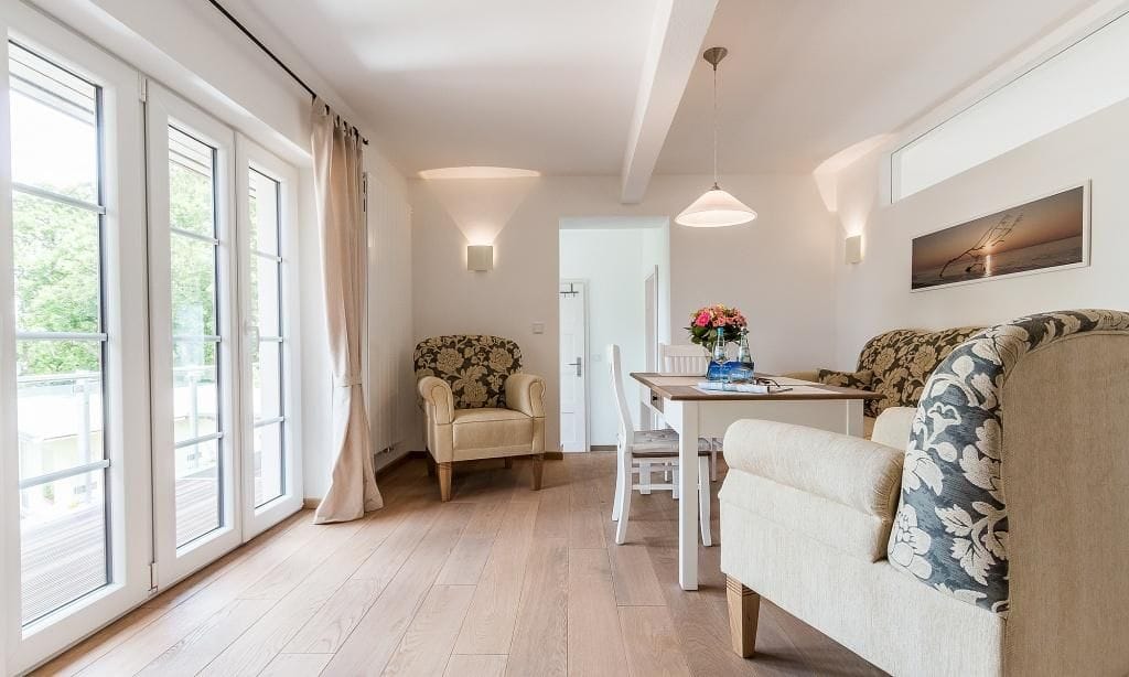 Helles Wohnzimmer mit Essbereich und Pflanzen