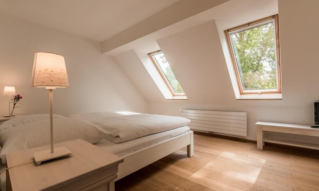 Helles Schlafzimmer mit schrägen Fenstern