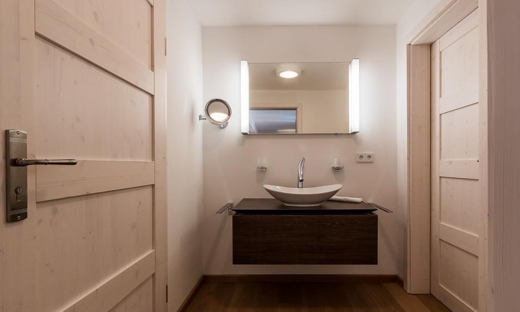 Modernes Badezimmer mit Waschbecken und Spiegel