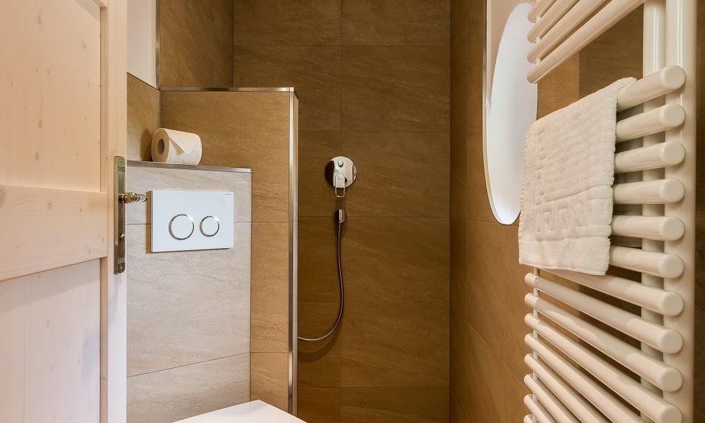 Badezimmer mit Dusche und Handtuchhalter