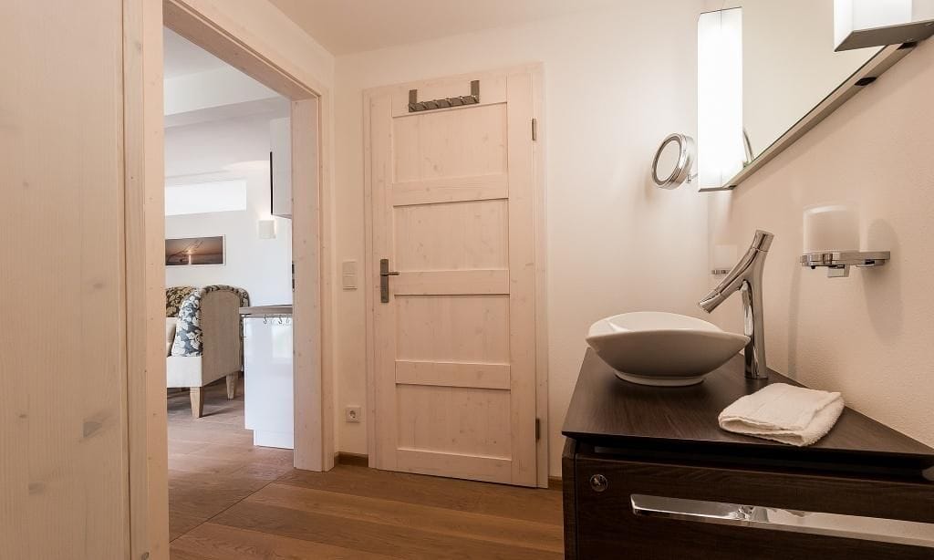 Modernes Badezimmer mit elegantem Waschbecken und Dusche