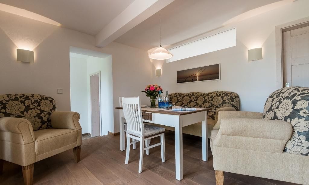Helles Wohnzimmer mit Essbereich