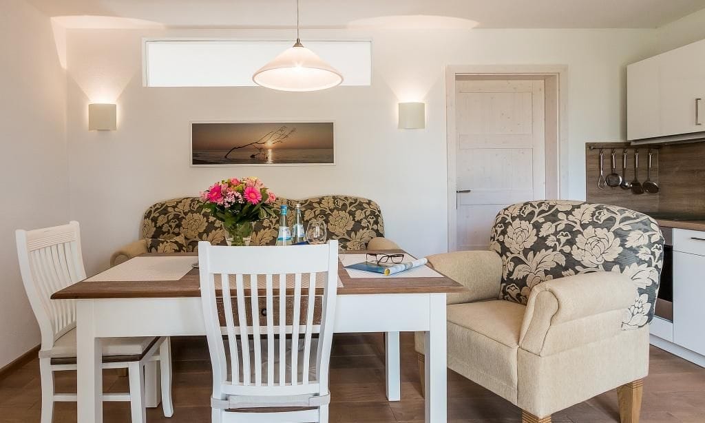 Wohnzimmer mit Tisch und bequemen Sofas