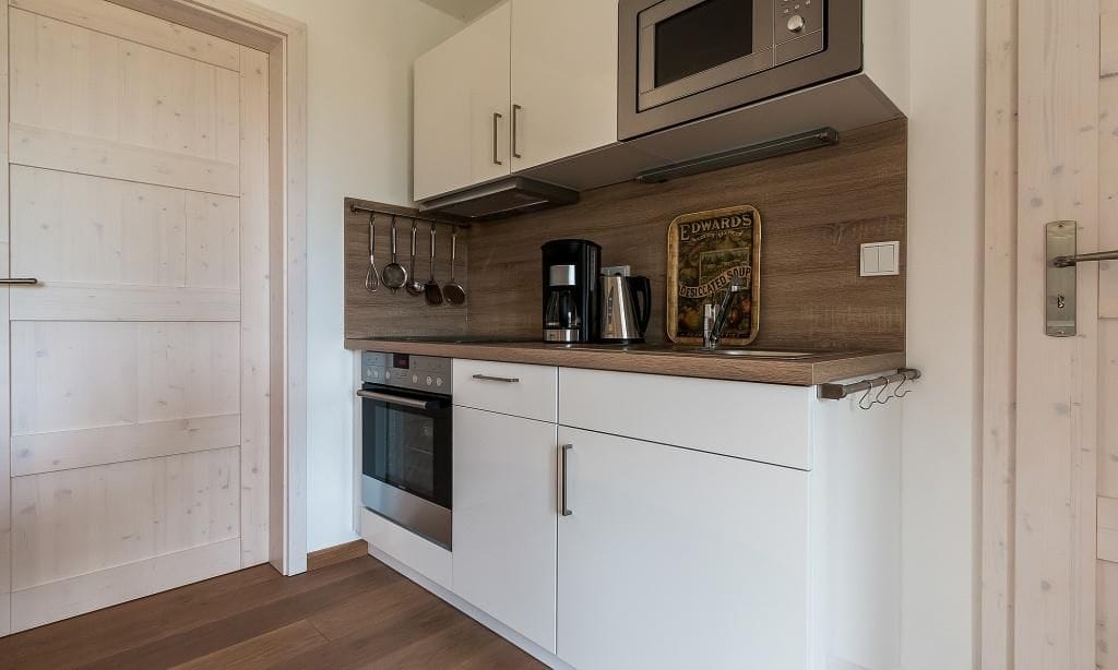 Moderne Küche mit Kühlschrank und Mikrowelle