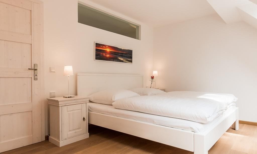 Helles Schlafzimmer mit Doppelbett