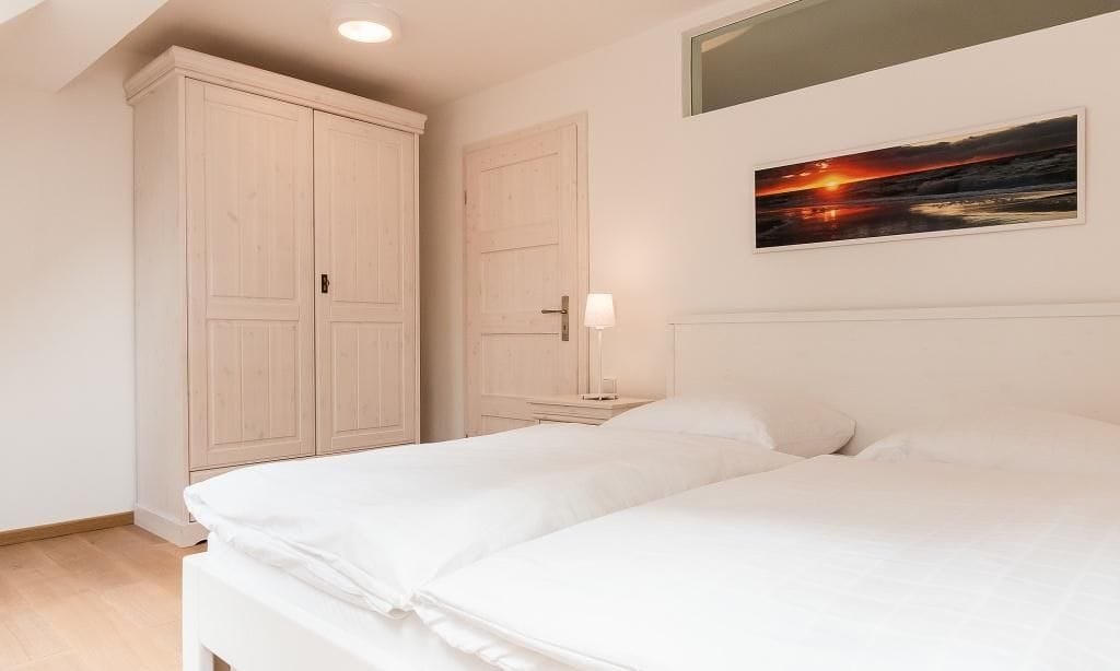 Helles Schlafzimmer mit zwei Einzelbetten