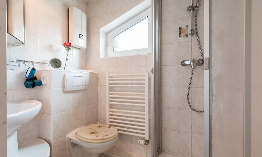 Modernes Badezimmer mit Dusche und Toilette