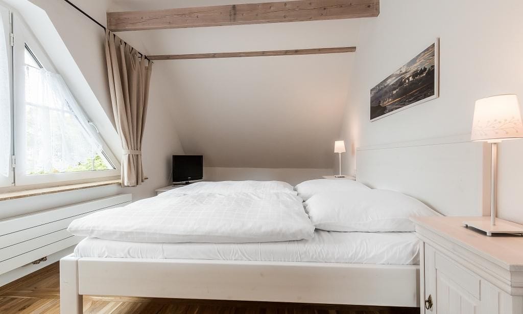 Schlafzimmer mit Doppelbett und Fenster