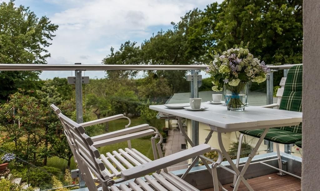Balkon mit Tisch und Stühlen