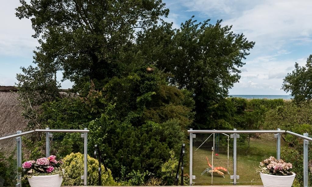 Terrasse mit Blick auf Garten und Bäume