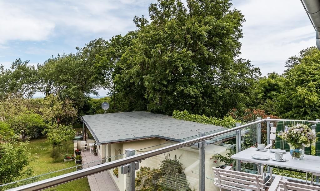 Balkon mit Tisch und Stühlen
