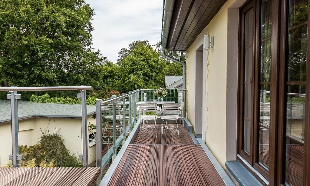 Terrasse mit Holzfußboden und Blick ins Grüne