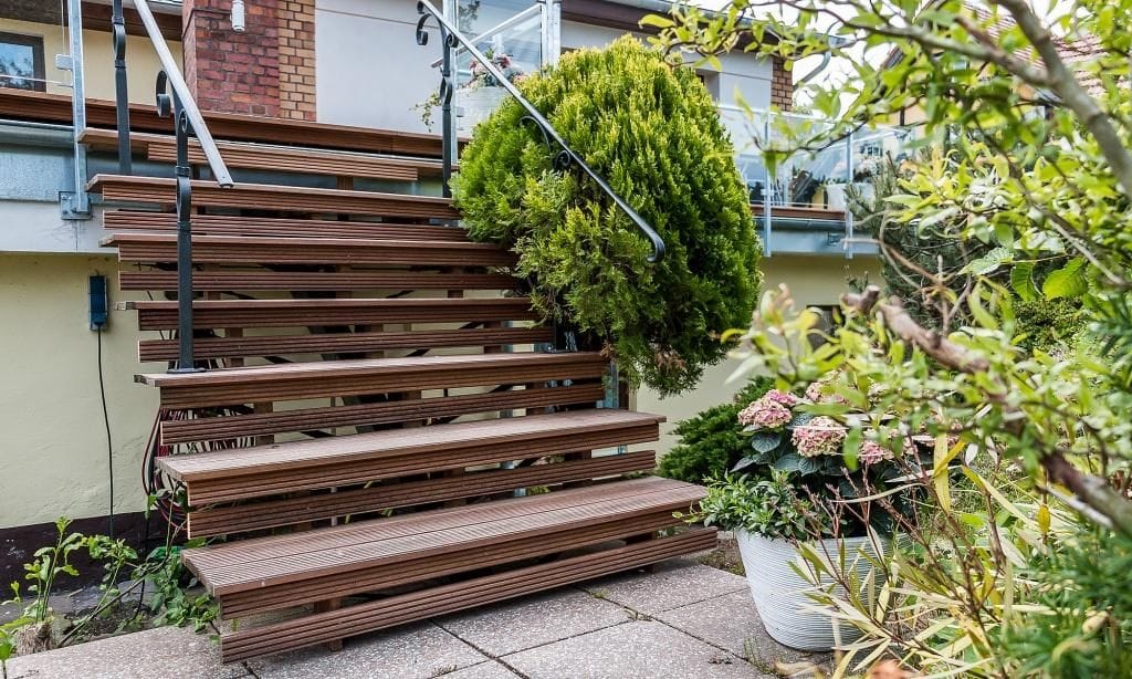Terrasse mit Holztreppe und Pflanzen