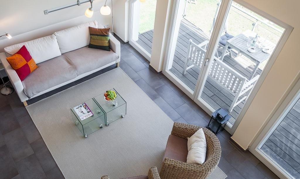 Helles Wohnzimmer mit Sofa und Glastisch