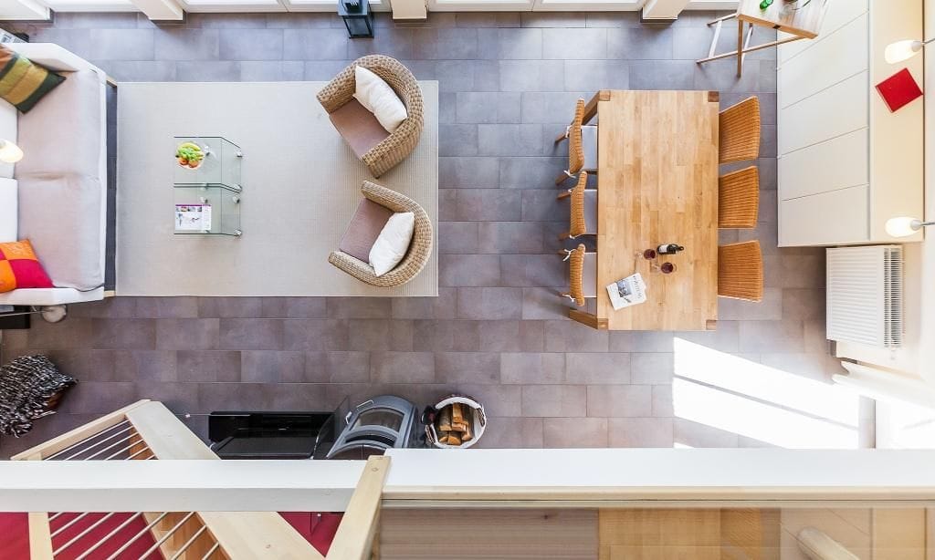 Modernes Wohnzimmer mit Esstisch und Sitzgelegenheiten