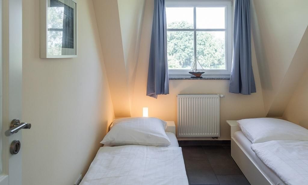 Schlafzimmer mit zwei Einzelbetten