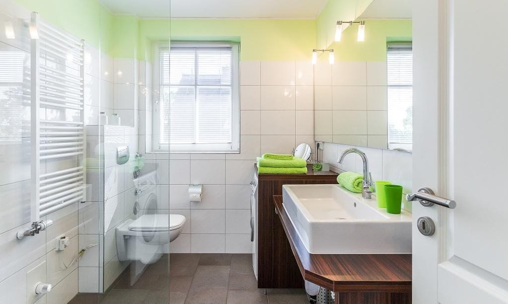 Helles Badezimmer mit Fenster und moderner Ausstattung.
