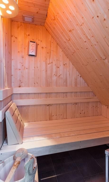 Sauna mit Holzbank und warmem Ambiente