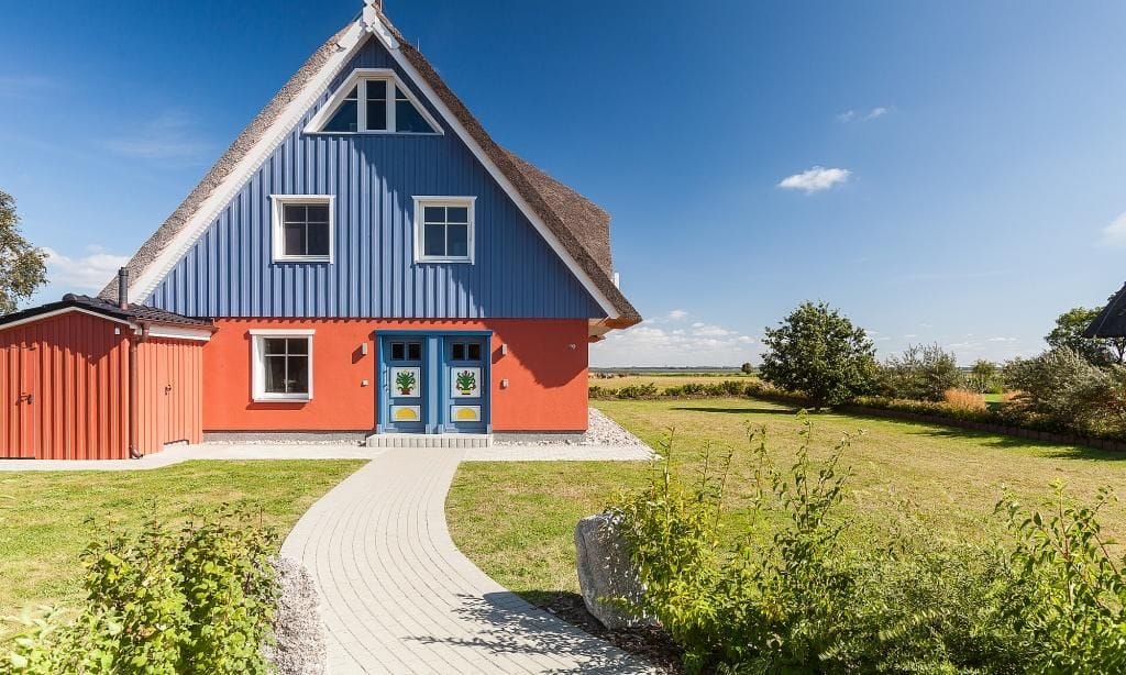 Farbige Außenansicht eines Ferienhauses