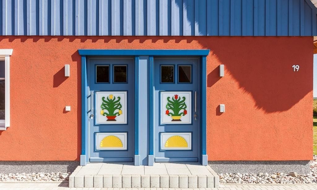 Fassade eines Hauses mit bunten Türen
