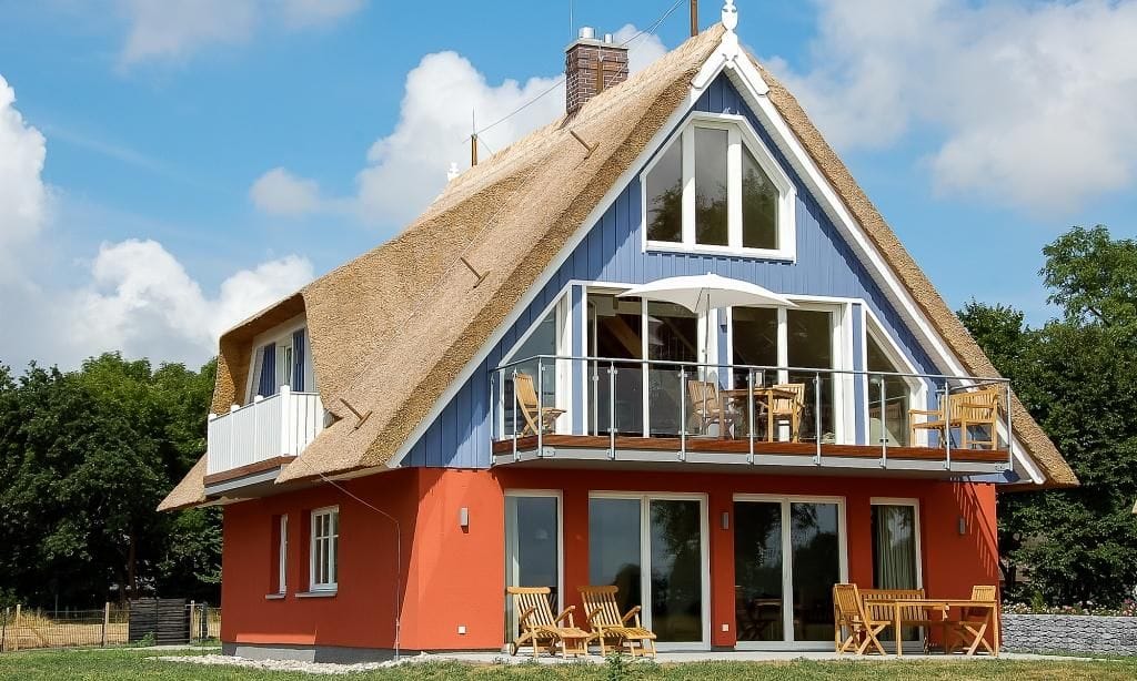 Fassade eines modernen Ferienhauses mit Reetdach
