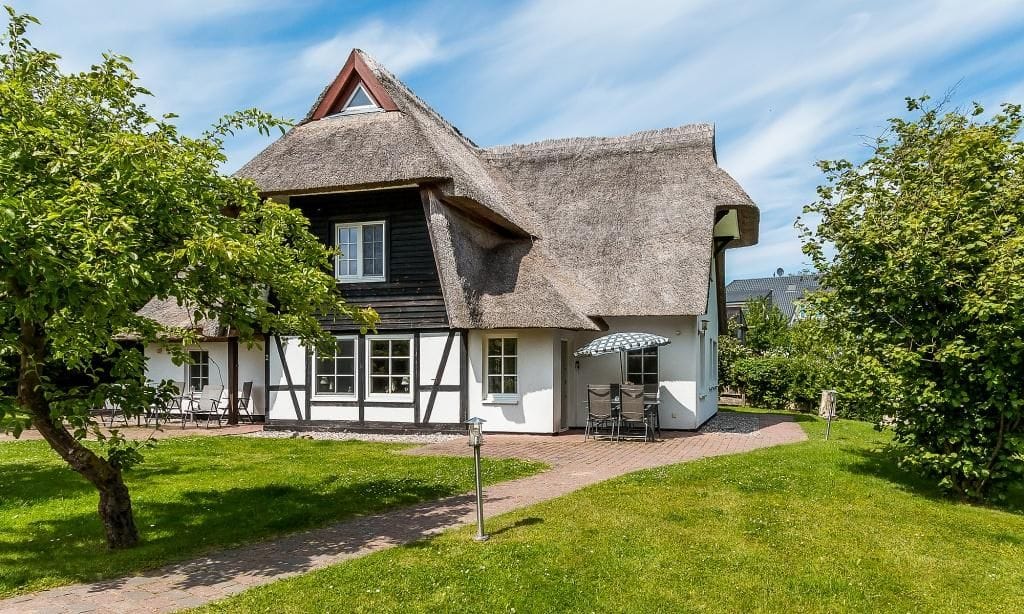 Außenansicht eines charmanten Reetdachhauses