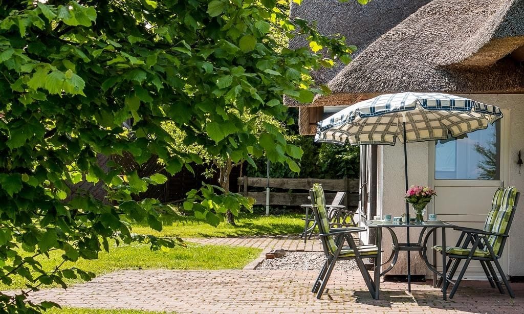 Terrasse mit Tisch und Stühlen