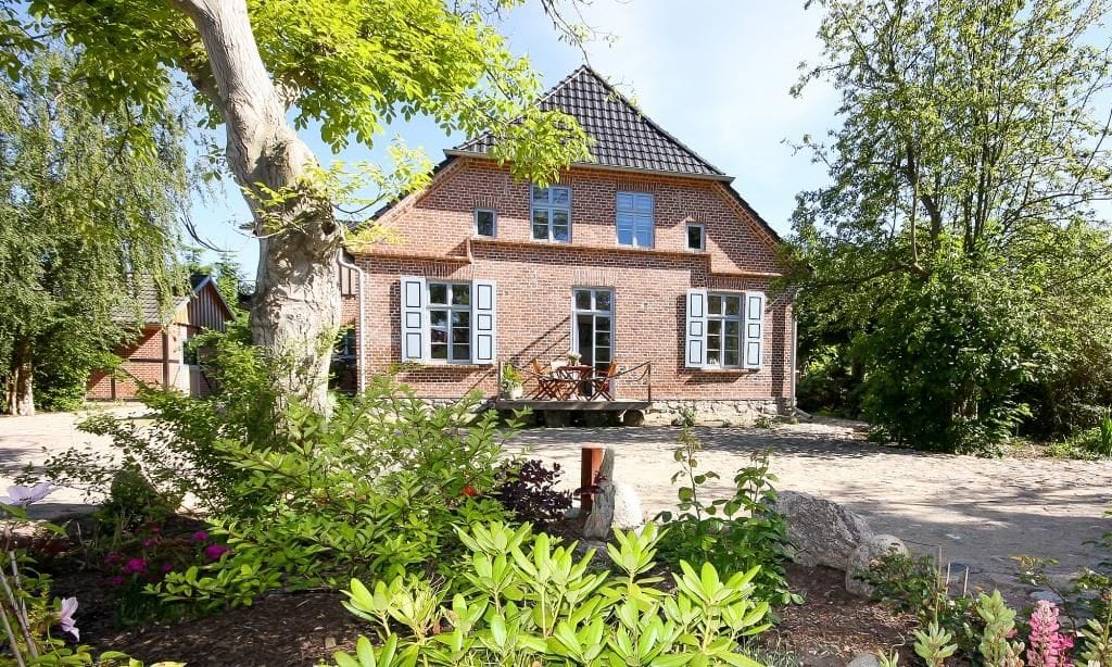 Hauptgebäude mit Garten