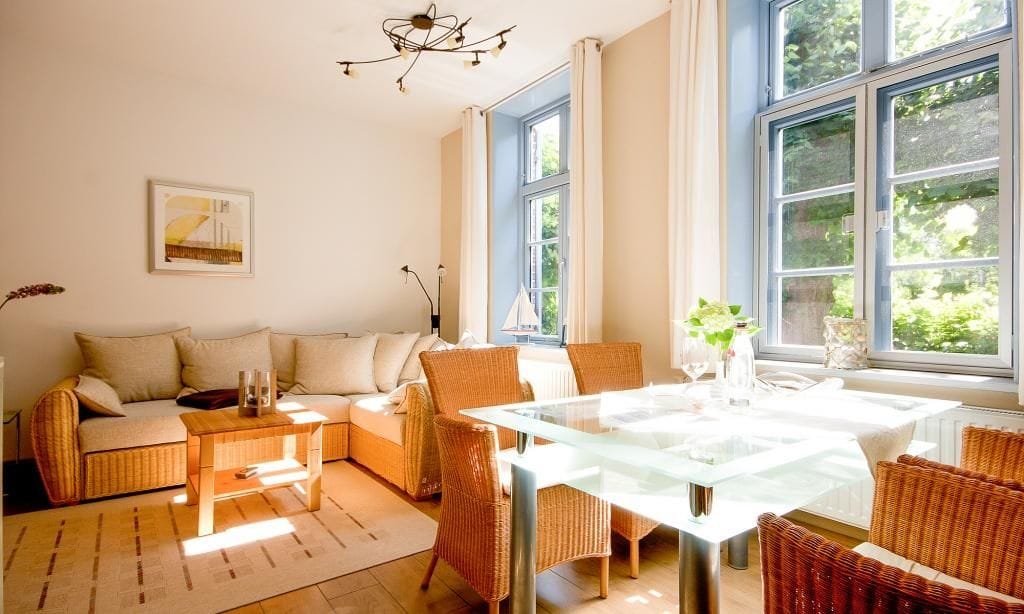 Helles Wohnzimmer mit Esstisch und Sofa