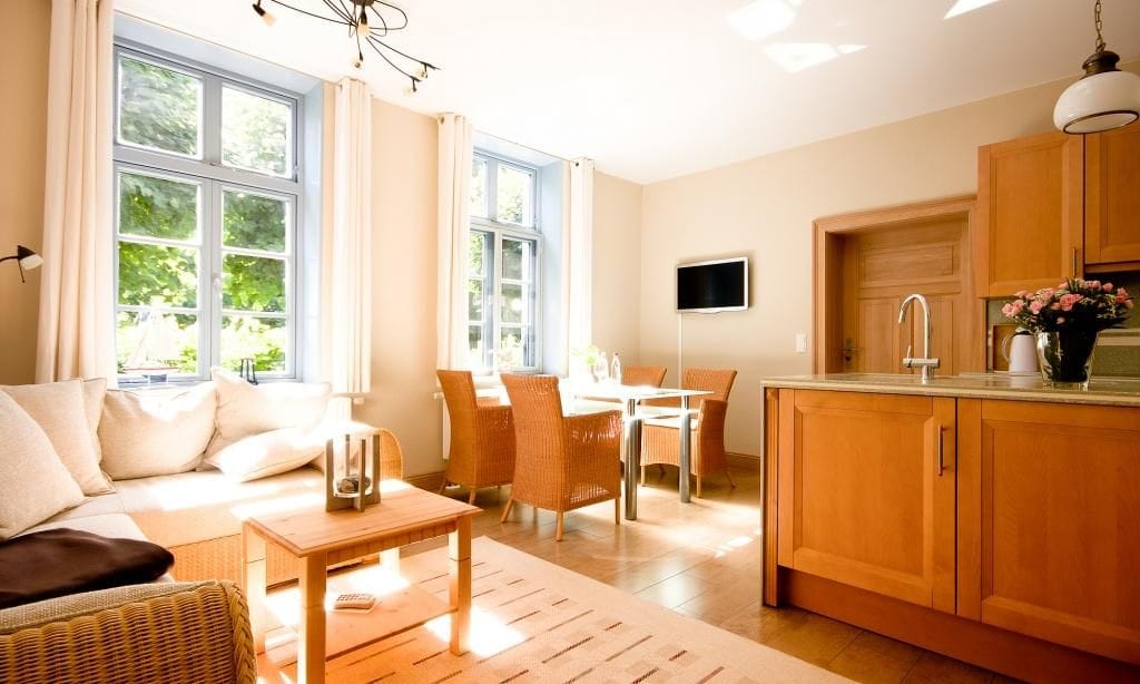 Moderne Küche mit Essbereich und Wohnzimmer