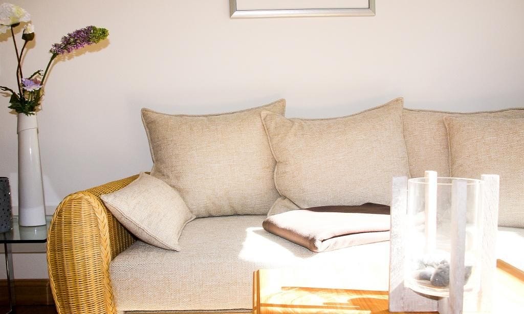 Einladendes Wohnzimmer mit Sofa und Kaffeetisch