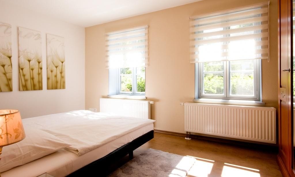 Helles Schlafzimmer mit großem Doppelbett