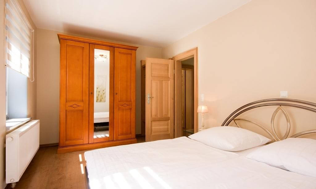 Helles Schlafzimmer mit Doppelbett und Kleiderschrank
